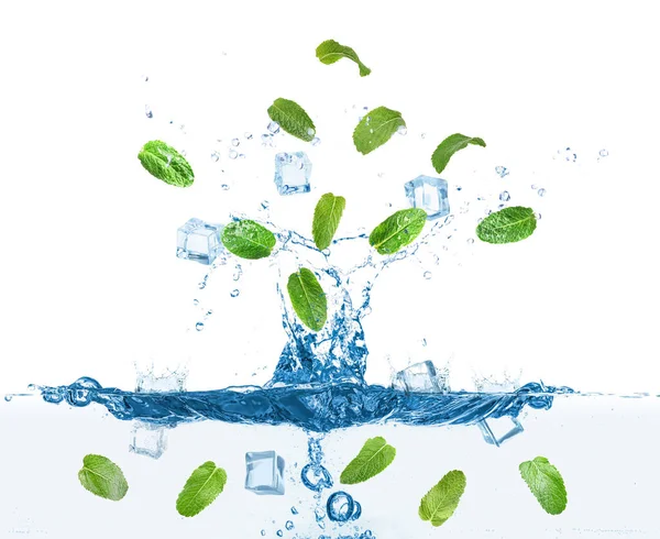 Зеленые Листья Мяты Хрустальные Кубики Льда Падают Чистую Воду Белом — стоковое фото