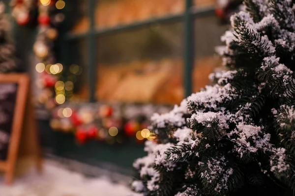 Homályos Hátterű Havazással Borított Fenyőágak Karácsonyi Ünnepség — Stock Fotó