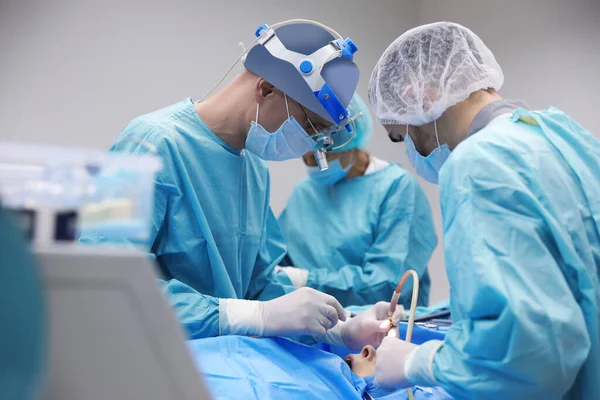 Equipo Médicos Profesionales Que Realizan Operaciones Sala Cirugía —  Fotos de Stock