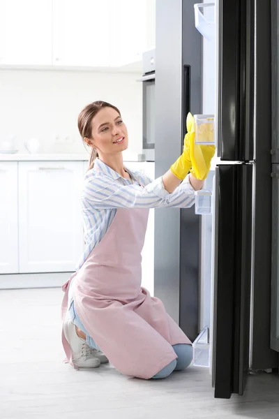Γυναίκα Λαστιχένια Γάντια Καθαρισμού Ψυγείο Στο Σπίτι — Φωτογραφία Αρχείου