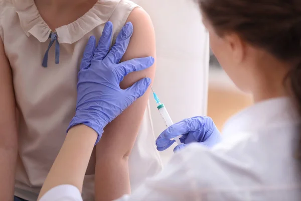 Klinikte Suçiçeği Aşısı Olan Küçük Bir Kız Varicella Virüs Önleme — Stok fotoğraf