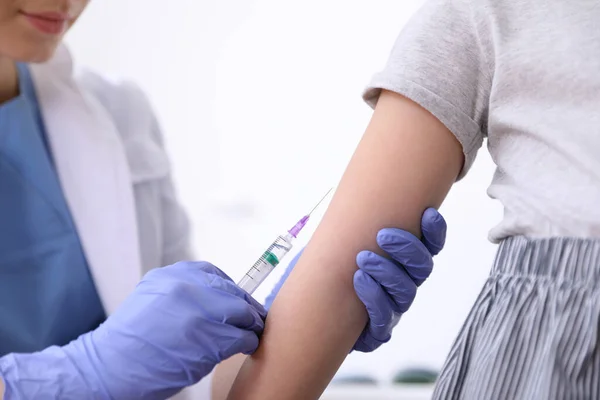 Menina Recebendo Vacinação Varicela Clínica Close Prevenção Vírus Varicela — Fotografia de Stock