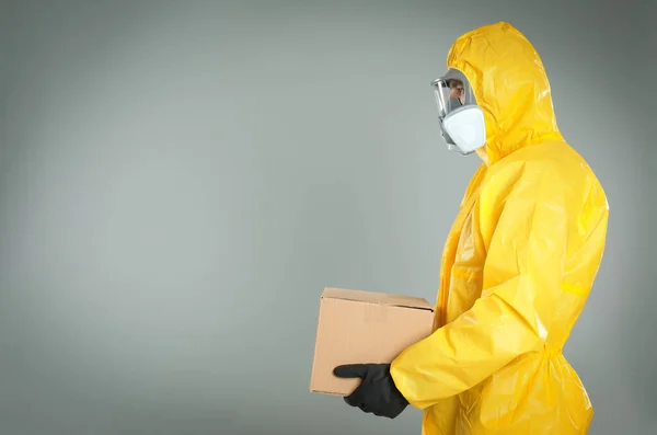 Homem Vestindo Terno Proteção Química Com Caixa Papelão Fundo Cinza — Fotografia de Stock