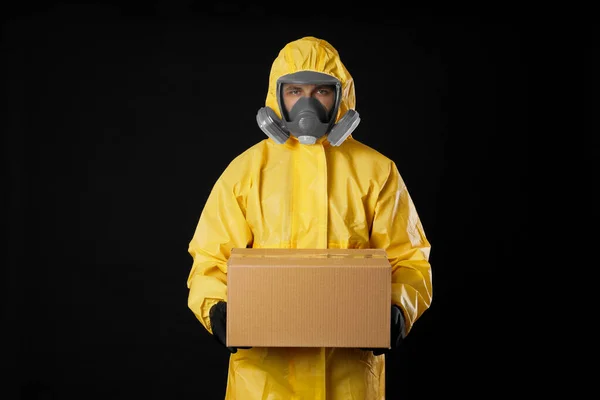 Homem Vestindo Terno Proteção Química Com Caixa Papelão Fundo Preto — Fotografia de Stock