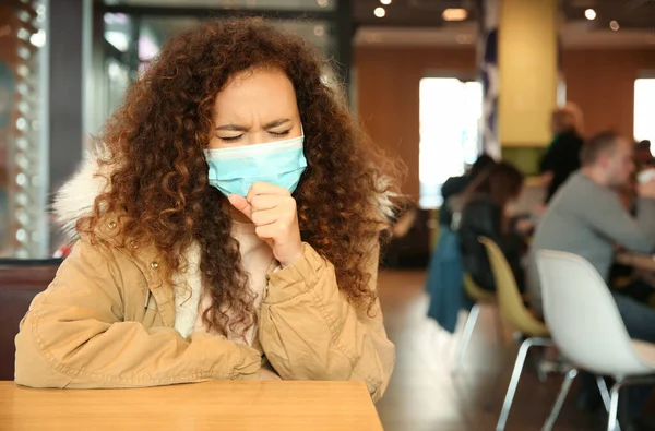 Mujer Afroamericana Con Máscara Desechable Café Protección Contra Virus — Foto de Stock