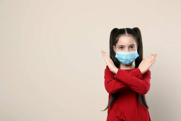 Mała Dziewczynka Masce Medycznej Beżowym Tle Miejsce Tekst Ochrona Wirusów — Zdjęcie stockowe