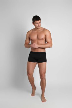 Hafif arka planda seksi vücutlu bir adam.