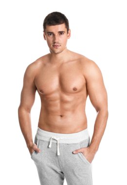 Beyaz arka planda seksi vücutlu bir adam.