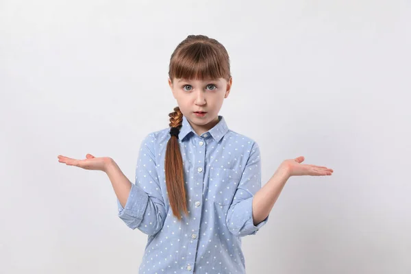 Портрет Заплутаної Дівчинки Білому Тлі Думаючи Про Відповідь Запитання — стокове фото