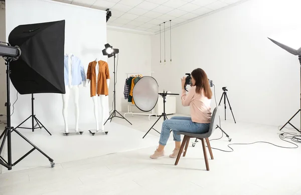 Fotógrafo Profesional Tomando Fotos Maniquíes Fantasmas Con Ropa Moderna Estudio — Foto de Stock