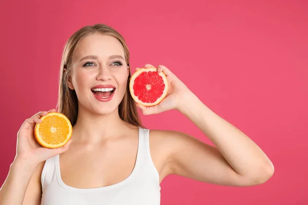 Emotionele Jonge Vrouw Met Gesneden Sinaasappel Grapefruit Roze Achtergrond Vitaminerijk — Stockfoto