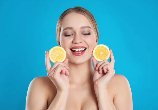 Jonge Vrouw Met Gesneden Citroen Blauwe Achtergrond Vitaminerijk Voedsel — Stockfoto
