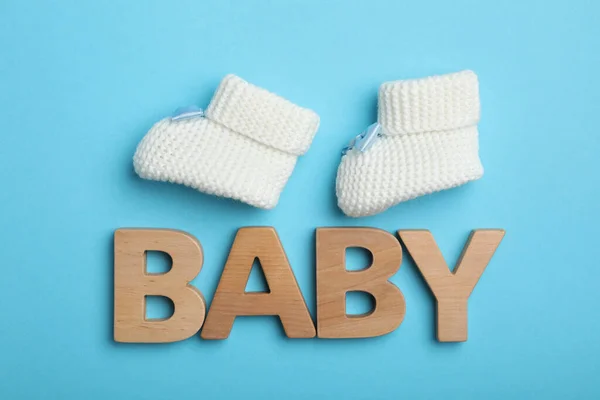 Composición Laica Plana Con Botines Niño Palabra Baby Sobre Fondo — Foto de Stock