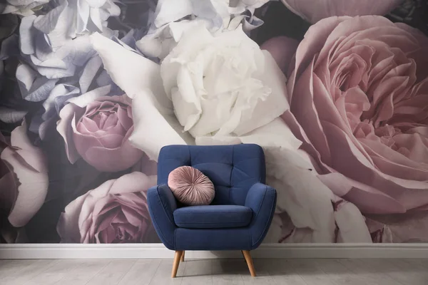 Poltrona Confortável Perto Parede Com Papel Parede Floral Elegante Sala — Fotografia de Stock