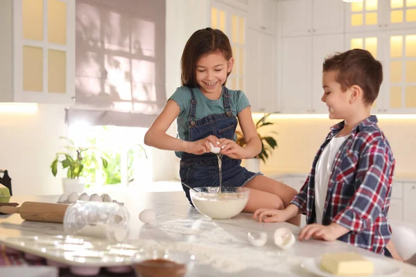 Милые Маленькие Дети Готовят Тесто Кухне Дома — стоковое фото