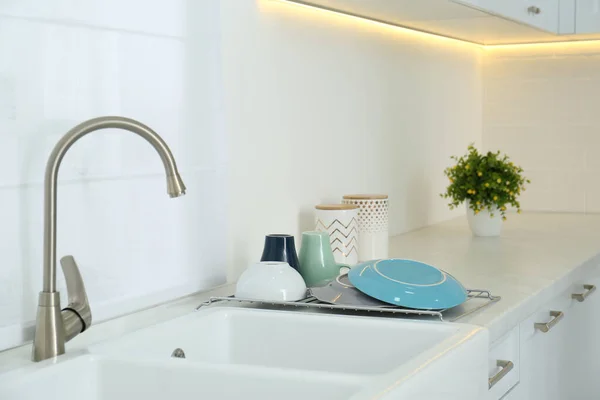 Clean Dishes Drying Rack Modern Kitchen — Stock Photo, Image