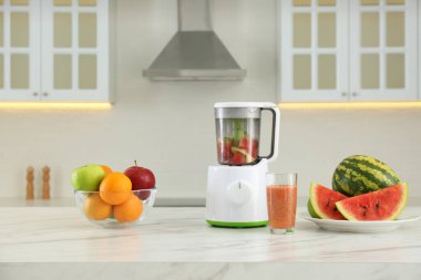 Blender ve smoothie malzemeleri mutfaktaki masada.