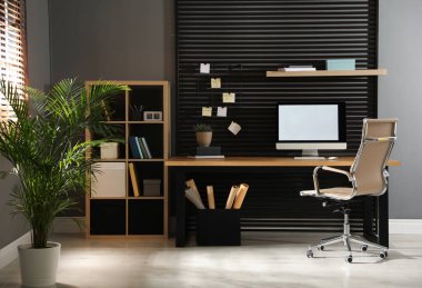 Bilgisayarlı ve ofis sandalyeli rahat bir iş yeri. İçerisi şık.