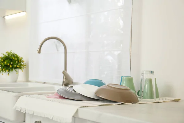 Mutfakta Temiz Bulaşıklar Kurulanıyor — Stok fotoğraf