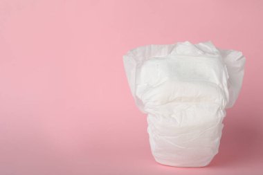 Pembe arka planda bebek bezi. Metin için boşluk