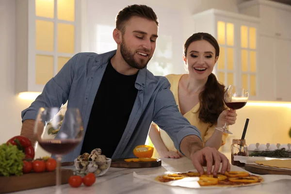Schönes Junges Paar Kocht Gemeinsam Pizza Küche — Stockfoto