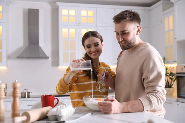 Preciosa Pareja Joven Cocinar Masa Juntos Cocina — Foto de Stock