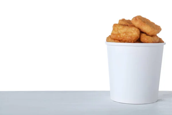 Eimer Mit Leckeren Chicken Nuggets Auf Holztisch Vor Weißem Hintergrund — Stockfoto
