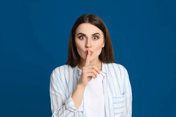 Portret Van Jonge Vrouw Blauwe Achtergrond — Stockfoto