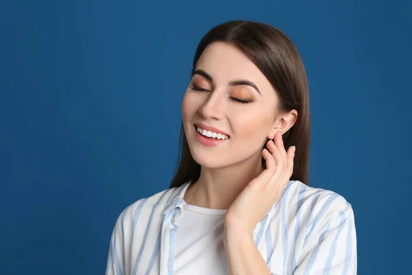 Retrato Joven Feliz Sobre Fondo Azul — Foto de Stock