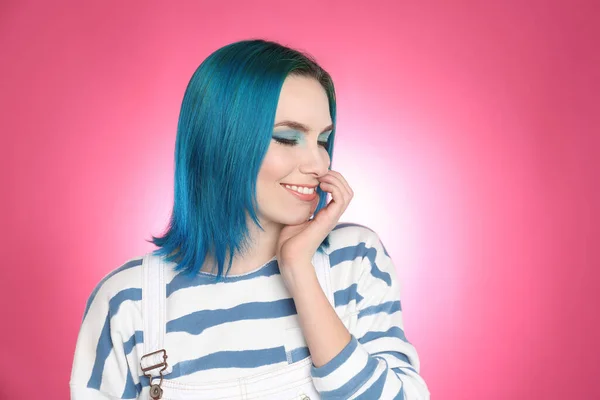 Jovem Com Cabelo Tingido Brilhante Fundo Rosa — Fotografia de Stock