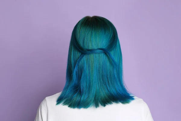 Kobieta Jasnymi Farbowanymi Włosami Liliowym Tle Widok Tyłu — Zdjęcie stockowe