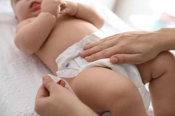 Mamma Byter Blöjan Bordet Närbild — Stockfoto