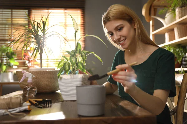 Mujer Joven Cuidando Plantas Casa Interesante Hobby — Foto de Stock