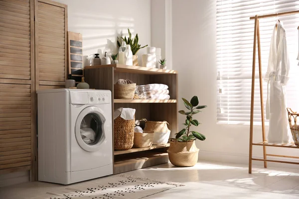 Modern Tvättmaskin Och Hylla Enhet Tvättstuga Interiör — Stockfoto