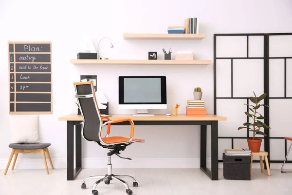 Ordenador Moderno Mesa Interior Oficina Lugar Trabajo Con Estilo —  Fotos de Stock