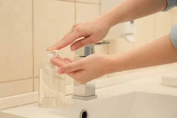 Mujer Que Aplica Jabón Antiséptico Mano Baño Primer Plano Prevención — Foto de Stock