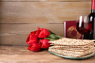 Ahşap masada Hamursuz Bayramı matzoları ile kompozisyon, metin için boşluk. Pesach kutlaması