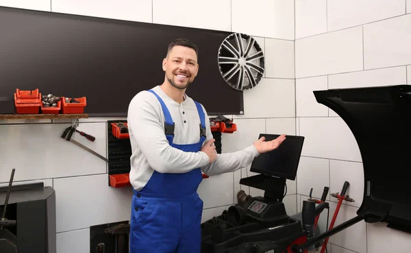 Mecánico Cerca Máquina Equilibrado Ruedas Servicio Neumáticos — Foto de Stock