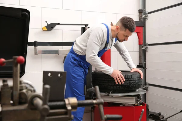 Mecânico Trabalho Com Máquina Montagem Pneus Serviço Carro — Fotografia de Stock