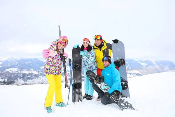 Group Friends Taking Selfie Mountain Resort Winter Vacation — Stock Photo, Image