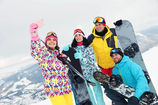 Skupina Přátel Bere Selfie Zasněžených Horách Zimní Dovolená — Stock fotografie