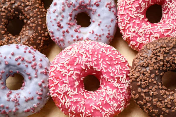 Délicieux Beignets Glacés Sur Papier Parchemin Gros Plan Pâtisseries Sucrées — Photo