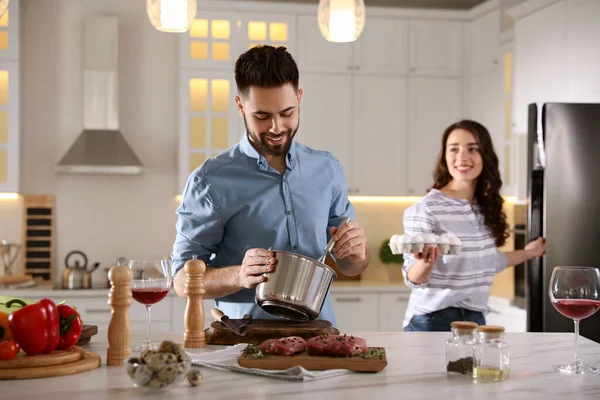 Encantadora Pareja Joven Cocinar Juntos Cocina — Foto de Stock