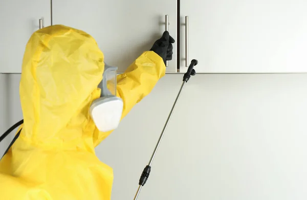 室内の家具に農薬を散布する害虫駆除作業員 — ストック写真