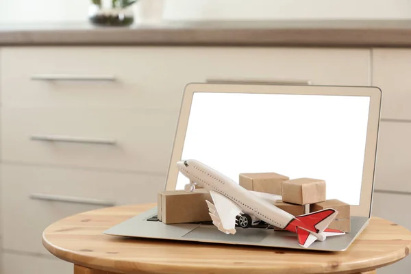 Laptop Model Samolotu Pudełkami Stole Pomieszczeniach Usługi Kurierskie — Zdjęcie stockowe