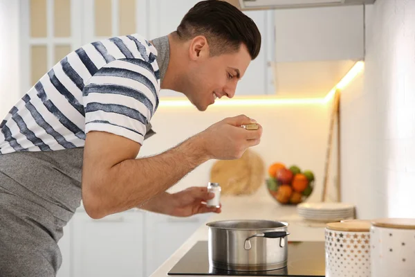 Mutfakta Fırında Yemek Pişiren Yakışıklı Bir Adam — Stok fotoğraf