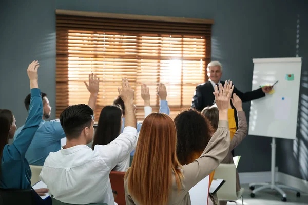 Lidé Zvedají Ruce Aby Kladli Otázky Semináři Úřadu — Stock fotografie