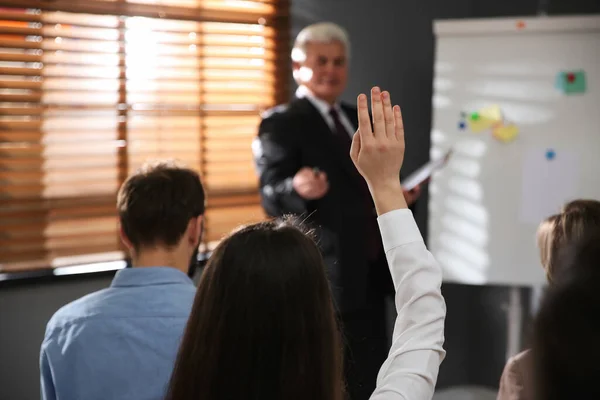 Femme Levant Main Pour Poser Des Questions Séminaire Bureau — Photo