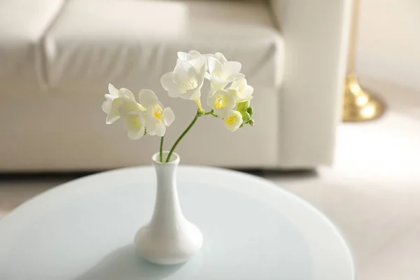 Indah Bunga Freesia Putih Atas Meja Ruang Cahaya Ruang Untuk — Stok Foto
