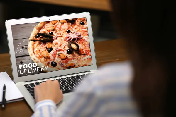 Laptopot Használ Online Ételrendeléshez Karantén Alatt Közelről Szállítási Szolgáltatás — Stock Fotó